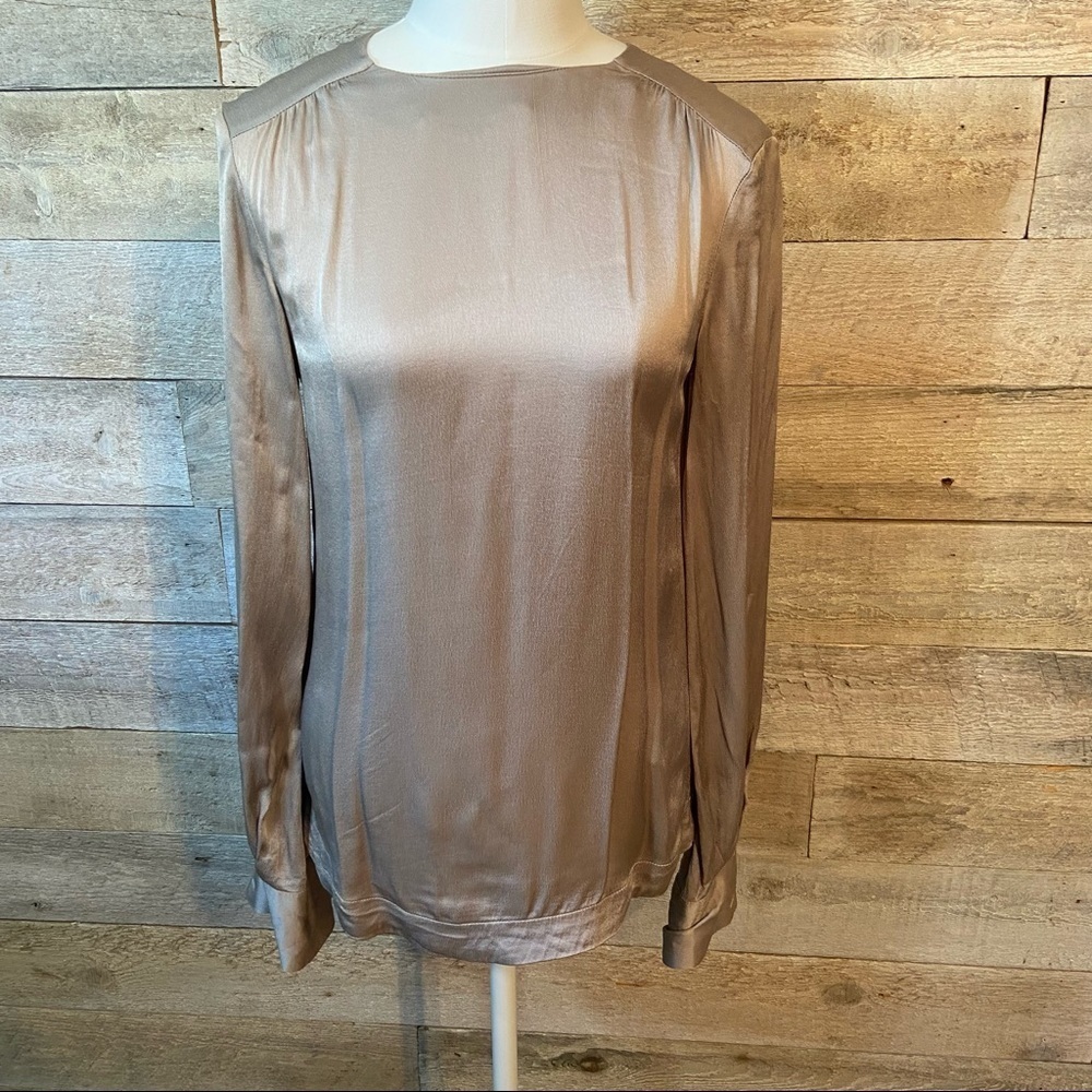 🛍️3/$30 H&M women’s long-sleeved gold blouse in size 2
